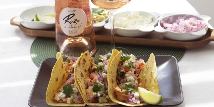 Gastronomie Vinarte. Avenue Roza de Sâmburești și tacos cu ... Image 1