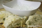 Scones cu ceapă verde și cașcaval Image 5