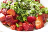 Vrăbioară de vită în crustă de ceapă cu salsa de căpșuni Image 3